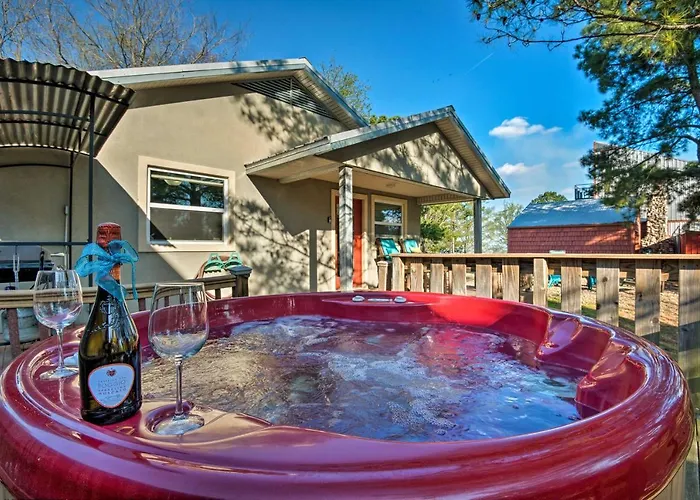 Broken Bow Cottage W/ Deck, Hot Tub & Fire Pit!