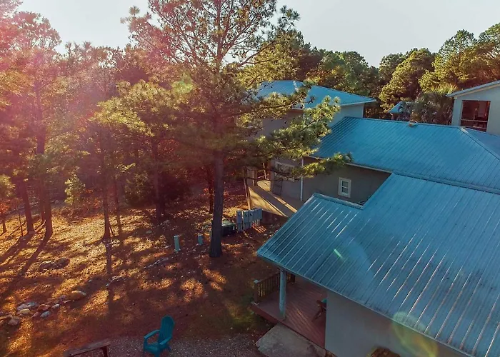 Broken Bow Cottage W/ Deck, Hot Tub & Fire Pit!