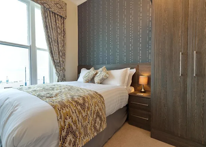 Lauriston & Lawton Court Hotel